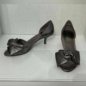 PELLE MODA Alera Silver Metal Shimmer Kitten Heel Bow Size 8.5 Prom Wedding